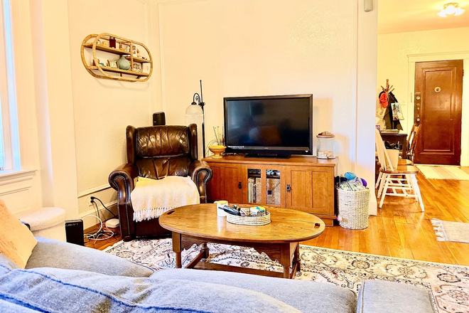 Living room - 2003 Comm. Ave / Boston College / BC / August ! Condo