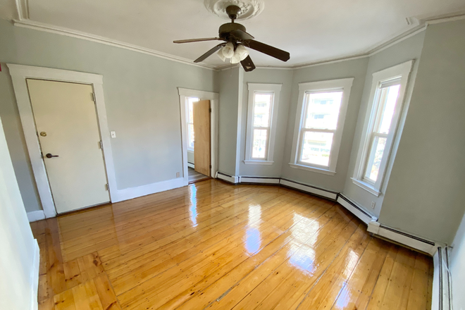 1 - SEPT 2026 – Mission Hill 3 Bed / 1 Bath with In-Unit Laundry, Student OK! No Broker Fees! Apartments