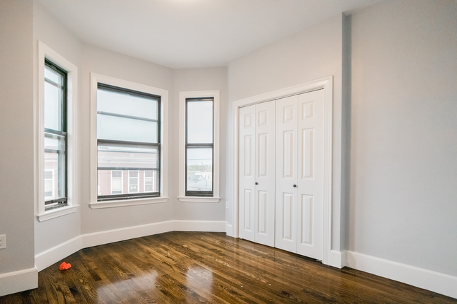1 - SEPT 2026 – Spacious East Boston 5 Bed / 2 Bath with In-Unit Laundry, Student OK! No Broker Fees! Apartments