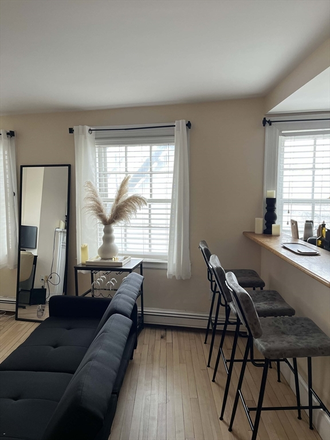 . - Gorgeous front-facing studio in Beacon Hill! Avail. 9/1/25!! Heat&Hot Water Included! Apartments