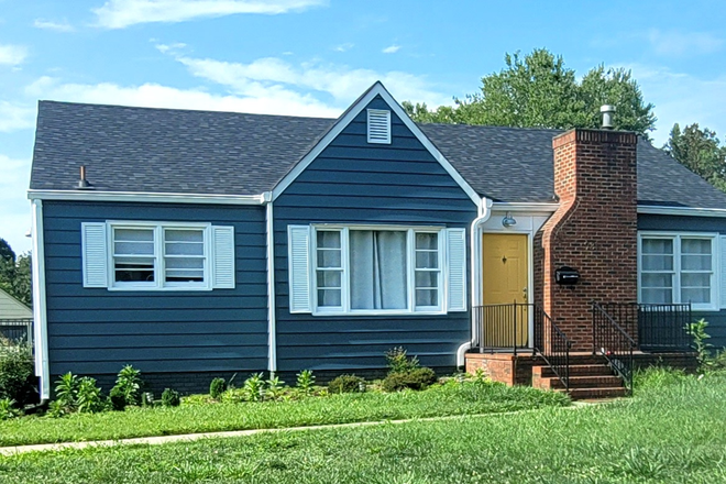 Outside street view - Charlton Farms Luxury Student Housing House