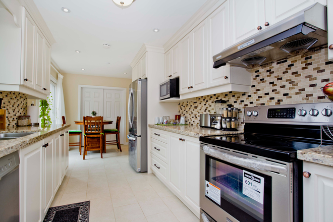 Kitchen - House in Willowdale - 4 bed plus - short walk to subway, updated kitchen