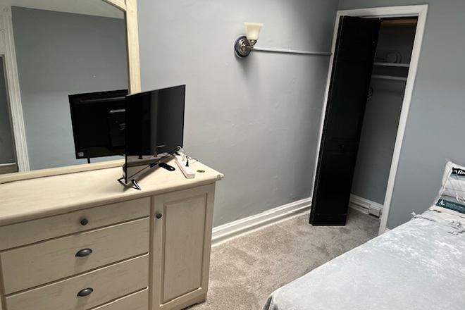 Available 2nd floor bedroom - Share a beautifully rehabbed townhouse within walking distance to Homewood campus: