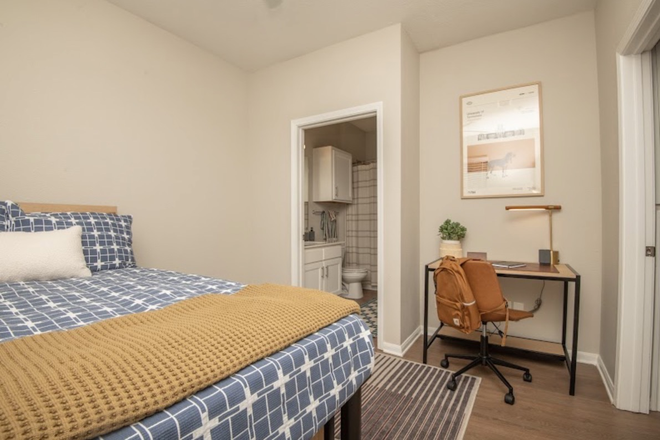 Bedroom - The Heights of Knoxville - Student Housing Apartments