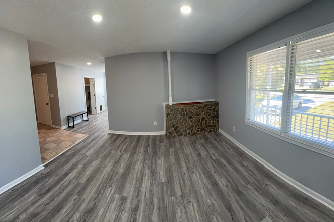 Living Room - 608 Jefferson Way (Short walk to campus) House