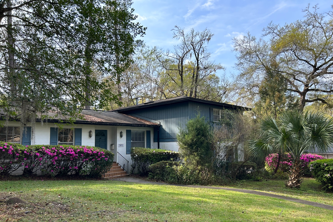 Front view - Spacious 4-BR/3-BA house with large yards near UF Law School for lease year ending 7/2025