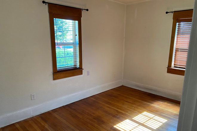 Bedroom - Roommate wanted *utilities included! House