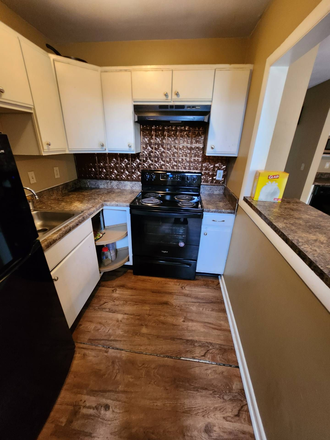 kitchen - Rent the entire floor your yourself in this townhome near Starbucks! - 1386 Bradley Drive