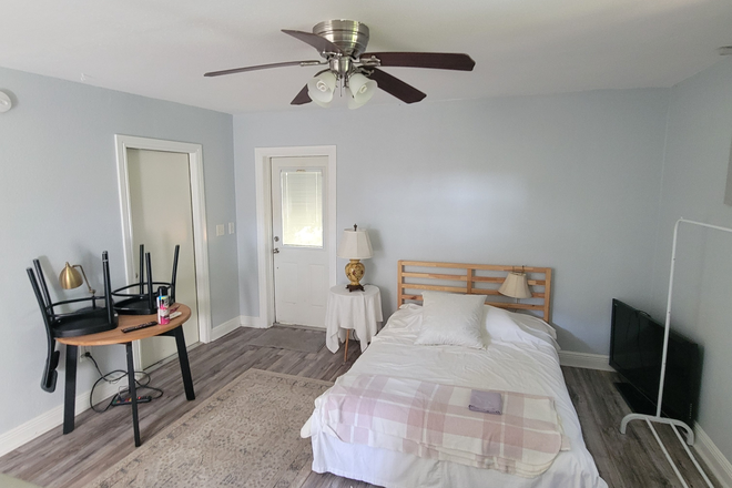 Furnished well - Cottage Studio with pool and yard, free standing, pet friendly.