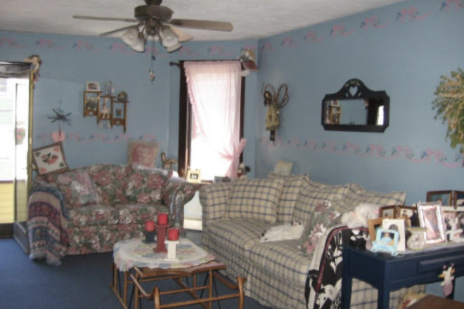 Common Room - 5 BED 2 BATHS AVAILABLE NEAR TUFTS WITH CENTRAL AIR Apartments