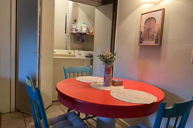Dining table + washer and dryer - Sugartree Apartments