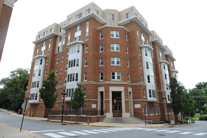 SCC Building 7 right in front of Mowatt Garage - South Campus Commons Building 7 Apartment