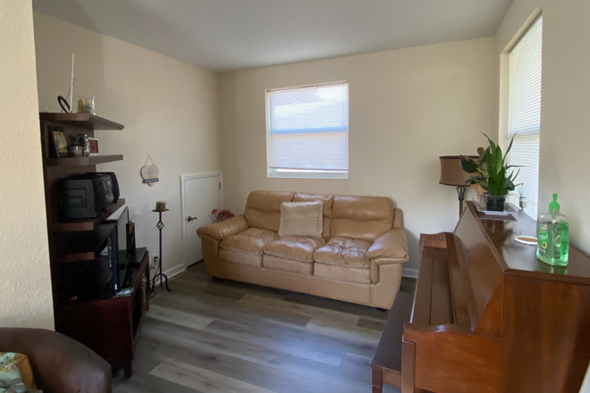 Living room - Homey accomodations in the heart of Davie - Room A or Room C Available