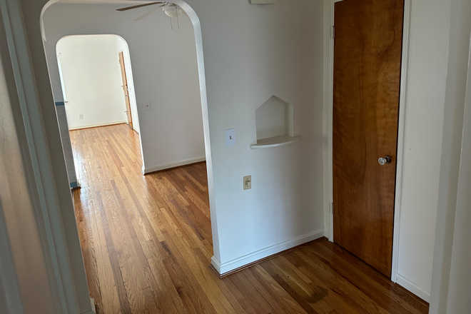 Hallway - Quiet 1 bed/1 bath 2nd floor apartment in Hyde Park