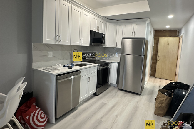 Kitchen - Comm Ave 1 Bed Kenmore Sq Mins to Campus