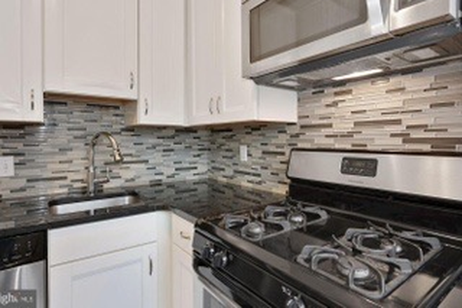 Kitchen - Cleveland Park studio with reserved parking, one block to red line