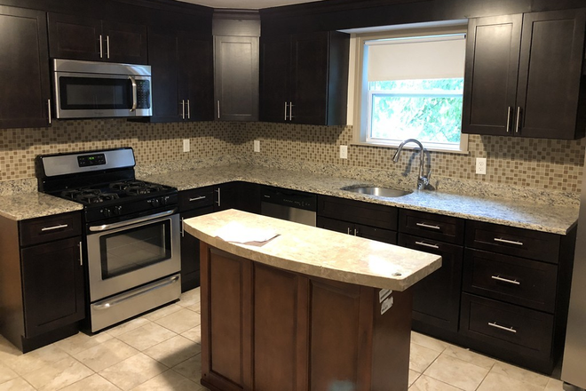 Kitchen - Modern 3 Bed/1 Bath with Eat-In Kitchen & Hardwood Floors – Available 9/1