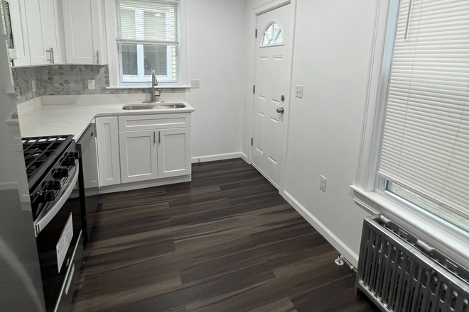 Kitchen - Completely Renovated 5 BR, 3 Bathroom Townhouse