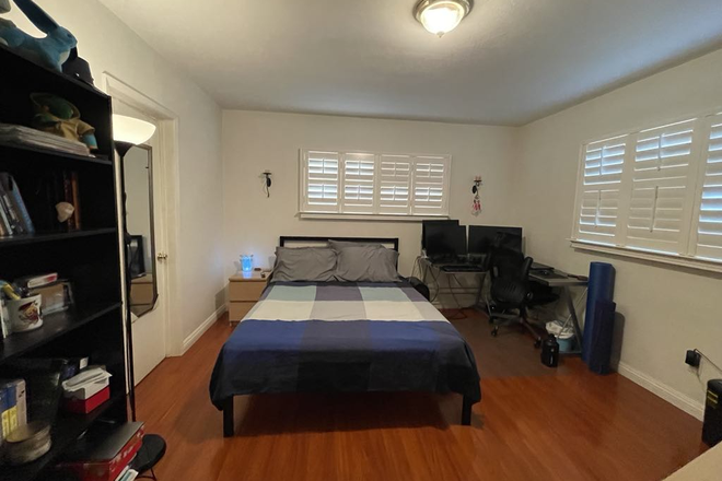 Bedroom - MASTER BEDROOM FOR RENT, VERY CLOSE TO CAMPUS (10 MIN WALK)