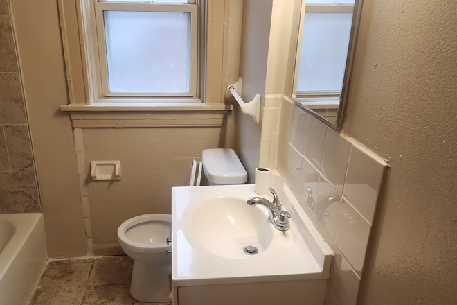 bathroom - Living in the Loop - 2W Apartments