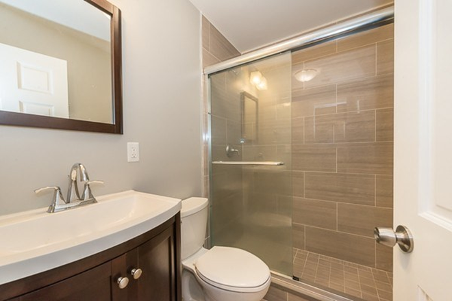 Bathroom - Renvoated 6 Bedroom with backyard and deck!! House