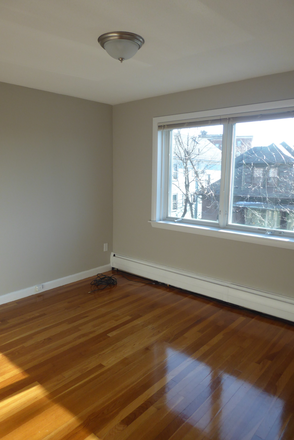 Hub Realty - Newly renovated 1 bedroom with spacious layout and A/C Apartments