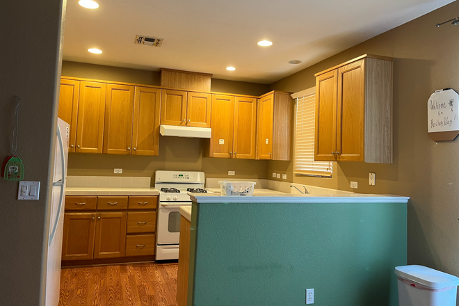 kitchen - 1 master +2 bedrooms in a single family house near CatTrack stop within 2.6 miles to UC Merced