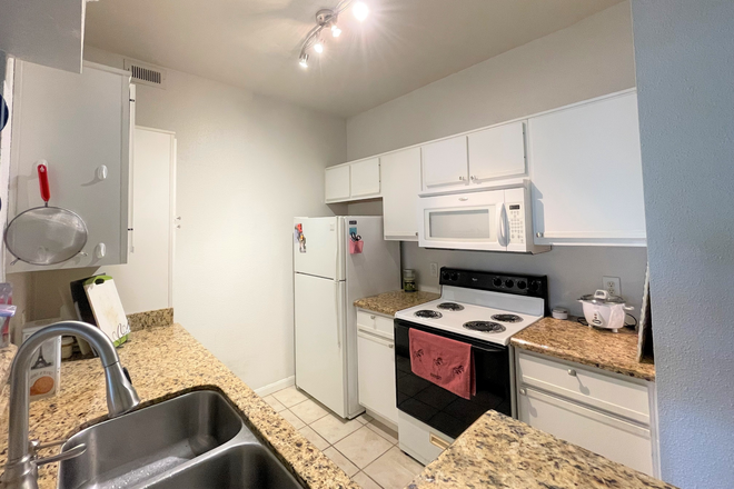 Kitchen - 1 bd/1 bath Apt. in City Plaza Condominiums