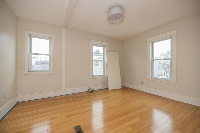 bed - 4 BD 1.5BA In Unit Laundry No Brokers Fee!!!!! Apartments