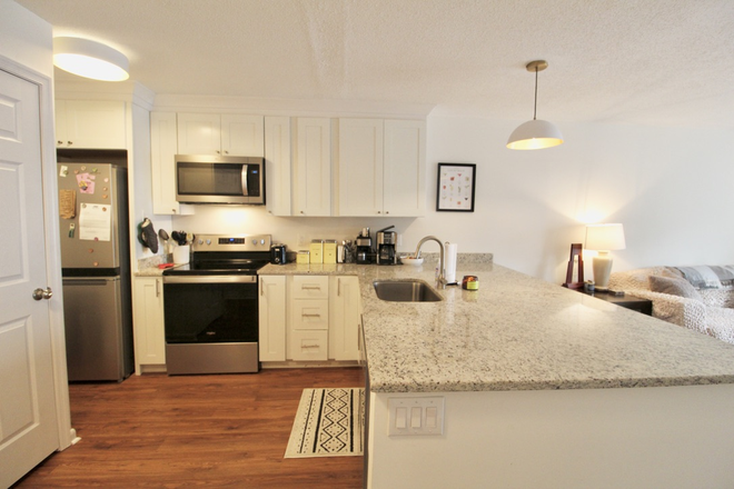 Kitchen - Hunters Ridge - Only 1 bedroom left for this school year! Condo