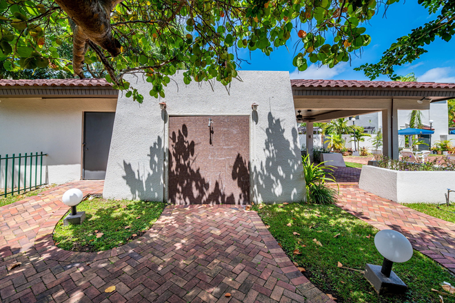 Townhome front - Large and beautiful Oasis townhome in Glenvar Heights