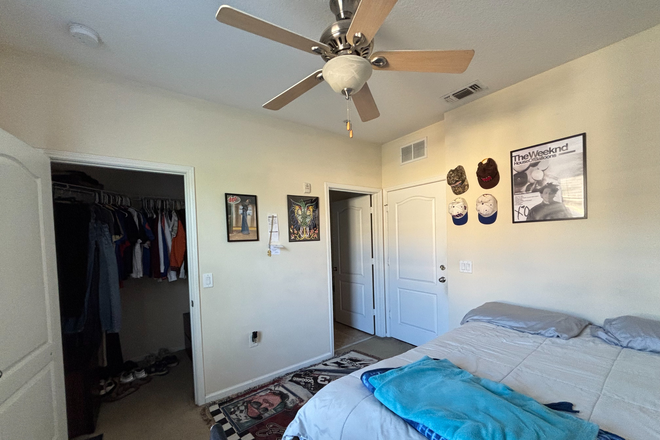 Spacey Bedroom - Canopy Apartments; 5 minutes from campus, furnished with private bathroom, free parking, cozy area