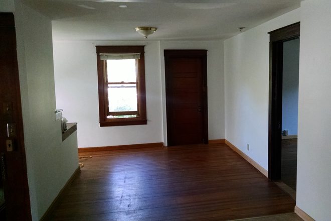 Livingroom - Apt close to campus