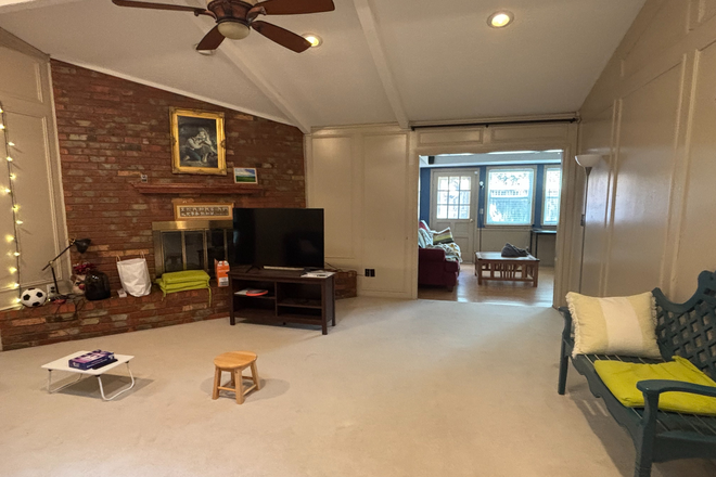 Public/ Share Area ( Living Room) - Room for rent, Female only, All Bills Paid, 7 minutes driving distance to UTD, $850 very quie