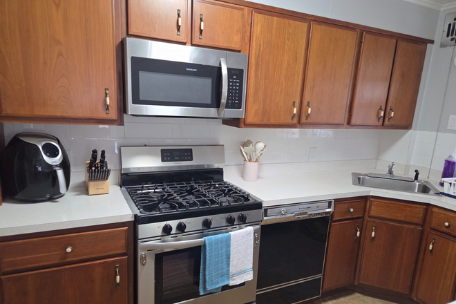 Kitchen with Microwave and Stove - 3BR/1BA Townhome Near Towson University (Entire Unit)