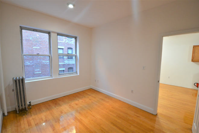 Bedroom - Huge One Bedroom in Symphony Rd Lot of Closet walk to Campus Apartments