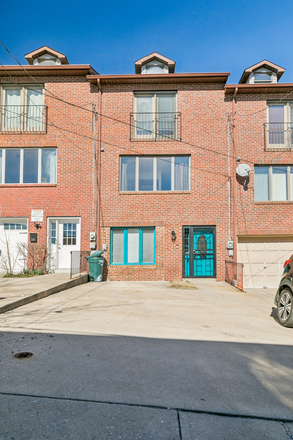Front of Home - 3379 Frederick St / 4 Bedroom & 4 Bathrooms / 4 Car Parking Townhome