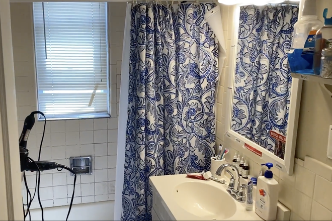 Bathroom - Room in a 3 bedroom apartment