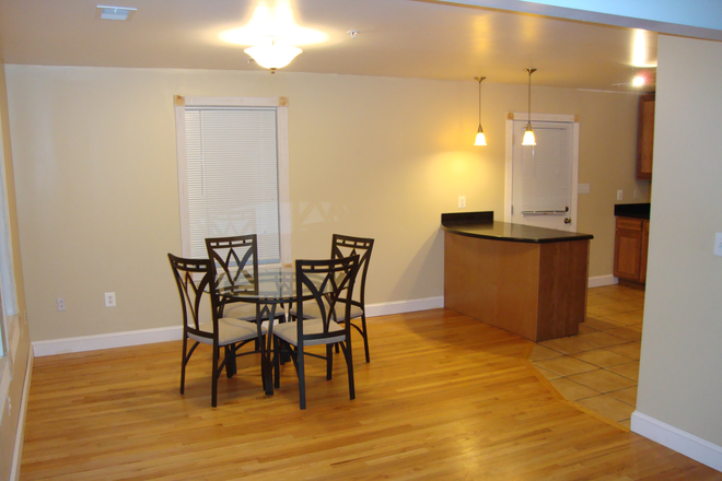 Dining Area - Spacious Room Sharing a Bathroom in Private House with Yard