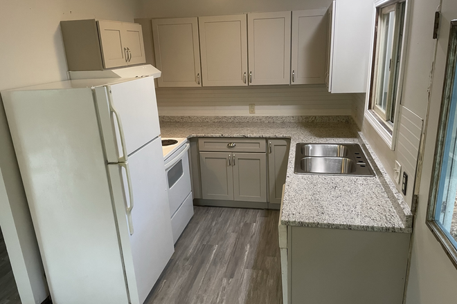 Brand New Kitchen - 4 Bedroom Home in Quiet Neighborhood 4-5 Students