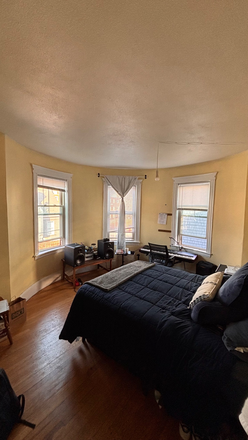 Bedroom - SUMMER SUBLET NEAR BERKLEE! DIRECT BUS ROUTE + STOP RIGHT OUT FRONT!