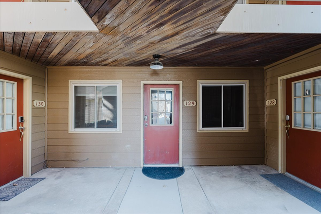 Main entrance (ground floor) - Large, Updated 1 BD Wimbledon Condo - Walk to Campus