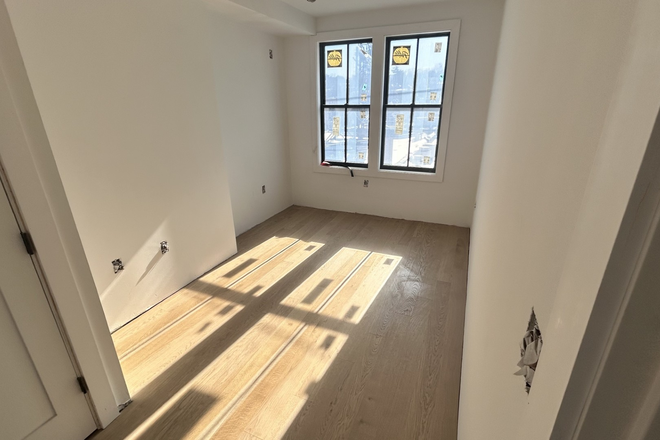 . - HUGE 5BR IN BRIGHTON – W/D IN UNIT, DECK, NO BROKER FEE, AVAIL 8/1/2026! Apartments