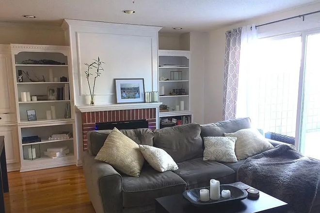 Living room - Winston Court - perfect for small family, PHD and Graduate student ( Unit Insulate Fresh updated )