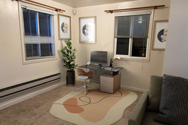 Living Space - Updated Rental: Near UC Campus: Quiet Studio Cottage with private entrance w fast wifi