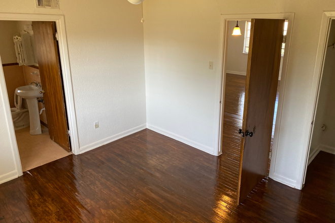 bedroom - 1 Bedroom/1Bath Quaint and convenient location in the 2nd Ward Apartments