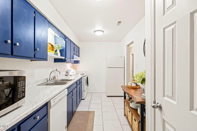 Kitchen with Washing machine, Fridge, Freezer, Microwave, Stove, Oven - 1200 Schaub Drive, Driftwood Manor, Southwest Raleigh Apartments