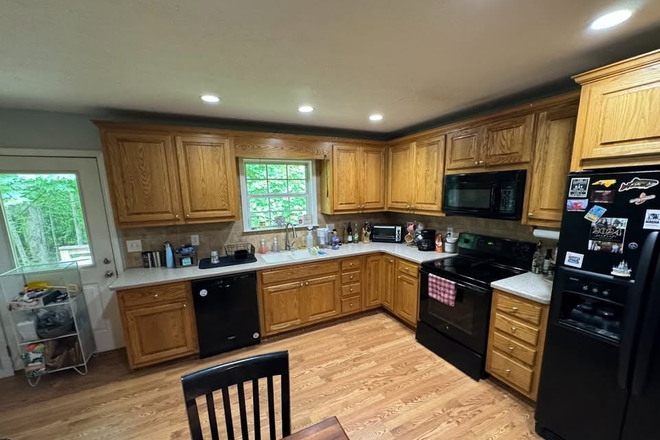 Kitchen - $550+ Utilities - 4 Rooms available - female housing only  - freshly painted - 10 mins from campus! House