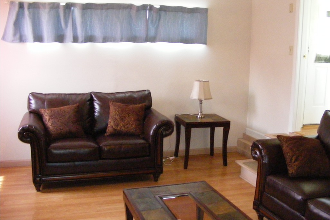 Living Room - Available for a group of 5!  Cozy 5 Bedroom Home in Narragansett!