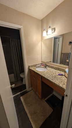 Shared bathroom - Stratford Ridge Apartments